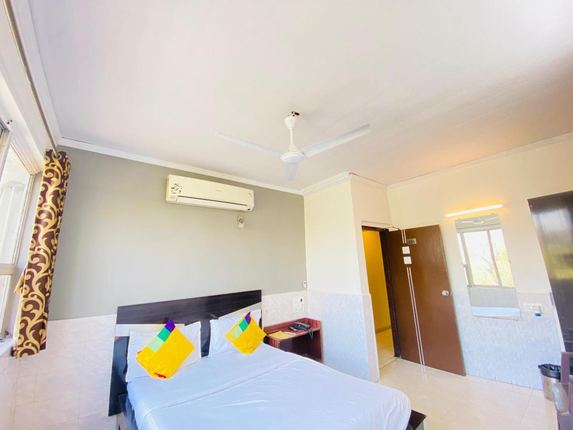 Hotel Aakash Navrangpura أحمد أباد المظهر الخارجي الصورة